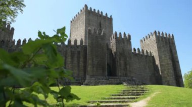 Guimaraes, Portekiz - Nisan 2018 yaklaşık: Castle of Guimaraes Portekiz Kuzey bölgesinde. 13. yüzyılda Fransız etkileri takip sonunda inşa edilmiş.