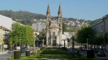 Guimaraes, Portekiz - Nisan 2018 yaklaşık: Kilise, Nossa Senhora da Oliveira Guimaraes içinde. Şehrin hangi zamanda Vimaranes dendiğini 9 yüzyılda yerleşmiş oldu.