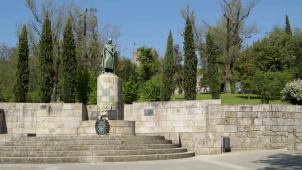 Guimaraes Portugal April 2018 Statue Des Ersten Königs Von Portugal — Stockvideo