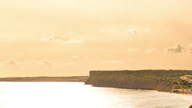 Günbatımı kayalıklarla ve Atlantik Okyanusu, Lagos, Algarve, Portekiz tarafından plajları üzerinde.