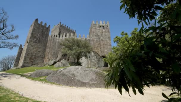 Guimarães Portugal Circa April 2018 Castle Guimaraes Norra Delen Portugal — Stockvideo