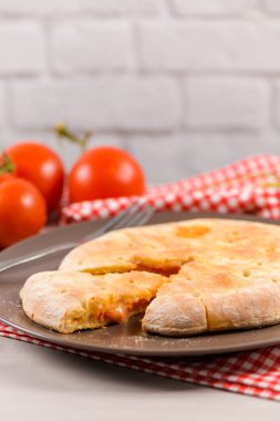 Pizza calzone ahşap arka plan üzerinde