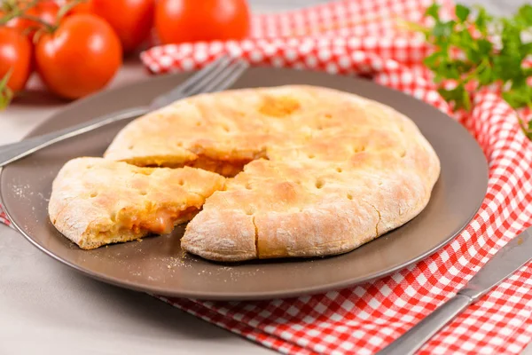 Pizza calzone op houten achtergrond — Stockfoto