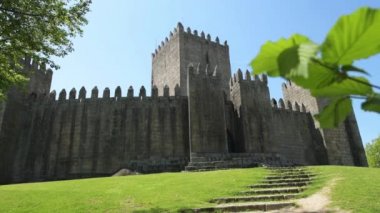 Guimaraes, Portekiz - Nisan 2018 yaklaşık: Castle of Guimaraes Portekiz Kuzey bölgesinde. 13. yüzyılda Fransız etkileri takip sonunda inşa edilmiş.