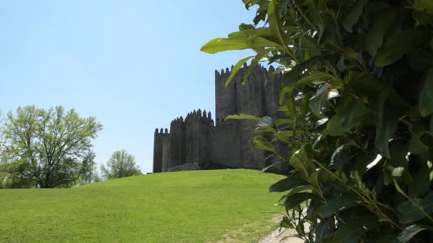 Γκιμαράες Πορτογαλία Circa Απριλίου 2018 Κάστρο Της Γκιμαράες Στη Βόρεια — Αρχείο Βίντεο