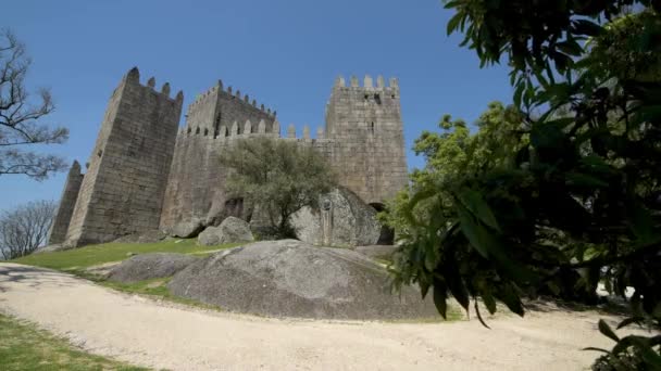 Guimaraes Portugal April 2018 Die Burg Von Guimaraes Der Nördlichen — Stockvideo