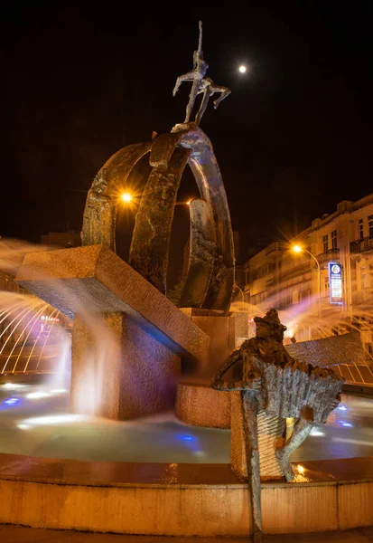 Vodní fontána v noci — Stock fotografie