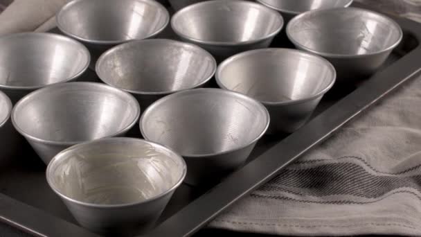 Formas Cozedura Manchadas Com Manteiga Preparada Para Tortas Ovo Sobremesa — Vídeo de Stock