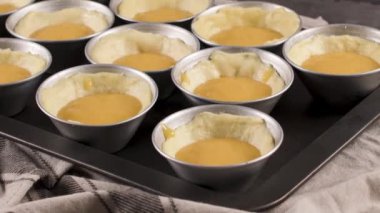 Tart, geleneksel Portekiz tatlı, pastel de nata, kremalı tart metal tepsi üzerinde ev üretimi sırasında yumurta.