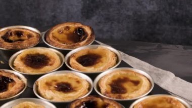 Satırları yeni pişirilmiş yumurta tart, geleneksel Portekiz tatlı, pastel de nata, kremalı tart metal tepsi.