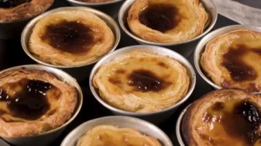 Satırları yeni pişirilmiş yumurta tart, geleneksel Portekiz tatlı, pastel de nata, kremalı tart metal tepsi.