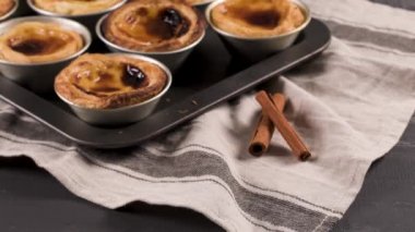 Satırları yeni pişirilmiş yumurta tart, geleneksel Portekiz tatlı, pastel de nata, kremalı tart metal tepsi.