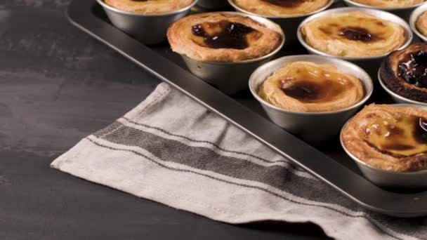排的新鲜熟蛋挞 传统的葡萄牙甜点 粉彩椰果 蛋挞在金属托盘 — 图库视频影像