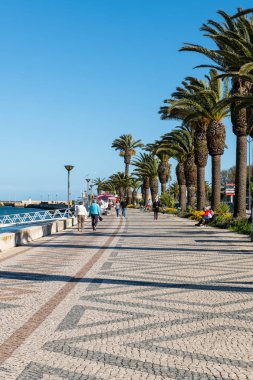 Avenida dos Descobrimentos yürüyen turist ile
