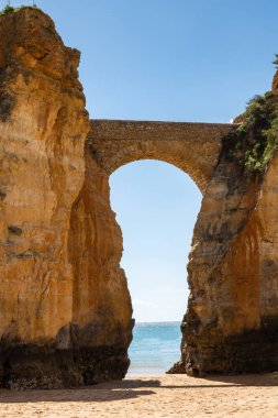  Beach Lagos yakınındaki yaya köprüsü