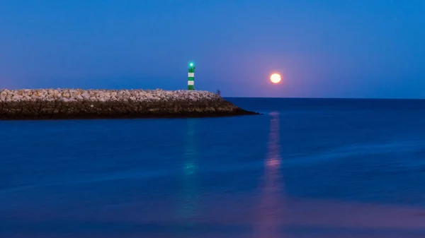 Moon rising in Lagos harbour — Stock Photo, Image