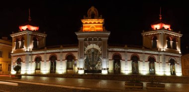 Eski kasaba Loule gece Markethall