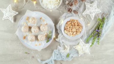 Hindistan cevizi kavrulmuş bademli ev yapımı şekerler Noel sezonunda ışıklarla süslenmiş..