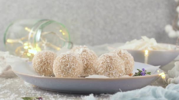 Zelfgemaakte Snoepjes Met Kokosnoot Geroosterde Amandelen Een Kersttafel Versierd Met — Stockvideo