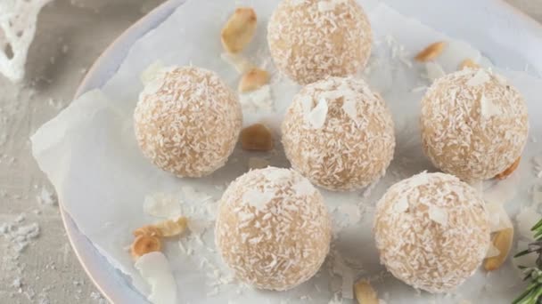 Zelfgemaakte Snoepjes Met Kokosnoot Geroosterde Amandelen Een Kersttafel Versierd Met — Stockvideo