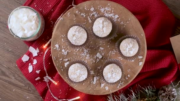 Hausgemachte Bonbons Mit Kokos Gebrannten Mandeln Auf Einem Weihnachtstisch Mit — Stockvideo