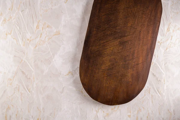 Planche à découper en bois sur fond de marbre gris — Photo