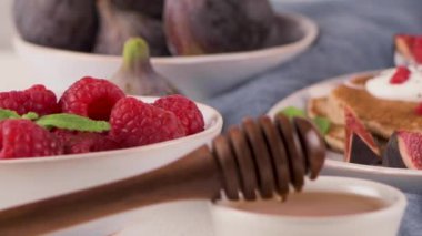 Sağlıklı yaz kahvaltısı, ev yapımı Amerikan krepleri taze böğürtlen, yoğurt ve bal, sabah aydınlatma taşı arka planı..