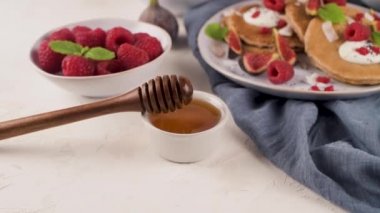 Sağlıklı yaz kahvaltısı, ev yapımı Amerikan krepleri taze böğürtlen, yoğurt ve bal, sabah aydınlatma taşı arka planı..