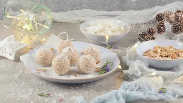 Dulces Caseros Con Almendras Asadas Coco Una Mesa Navidad Decorada — Vídeos de Stock