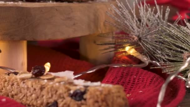 Müsliriegel Mit Mandeln Kokos Und Preiselbeeren Auf Einem Weihnachtlich Beleuchteten — Stockvideo