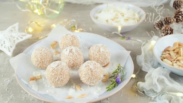 Házi Készítésű Cukorka Kókuszos Sült Mandulával Karácsonyi Szezonban Asztal Díszített — Stock videók