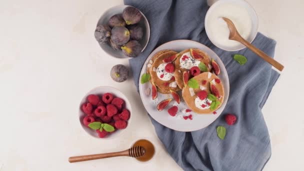 Sağlıklı Yaz Kahvaltısı Yapımı Amerikan Krepleri Taze Böğürtlen Yoğurt Bal — Stok video