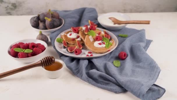 Café Manhã Saudável Verão Panquecas Americanas Clássicas Caseiras Com Frutas — Vídeo de Stock