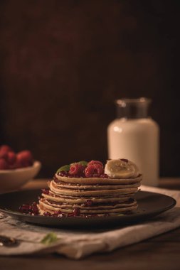 Ahududulu gözleme, muz dilimleri, nar tohumları ve... 