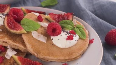 Sağlıklı yaz kahvaltısı, ev yapımı Amerikan krepleri taze böğürtlen, yoğurt ve bal, sabah aydınlatma taşı arka planı..