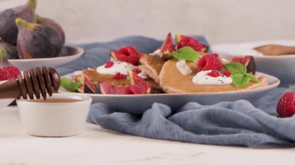 Friska Sommar Frukost Hemmagjorda Klassiska Amerikanska Pannkakor Med Färska Bär — Stockvideo
