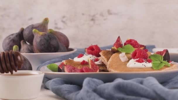 Desayuno Saludable Verano Panqueques Clásicos Americanos Caseros Con Bayas Frescas — Vídeos de Stock