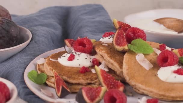 Café Manhã Saudável Verão Panquecas Americanas Clássicas Caseiras Com Frutas — Vídeo de Stock