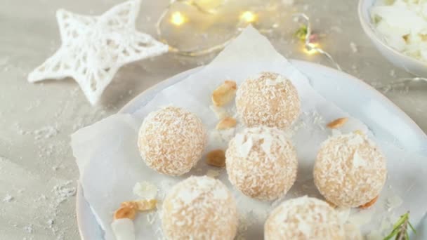 Dulces Caseros Con Almendras Asadas Coco Una Mesa Navidad Decorada — Vídeo de stock