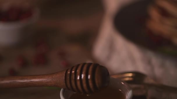 Pannenkoeken Met Frambozen Bananenschijfjes Granaatappelpitten Honing Houten Vintage Tafel — Stockvideo