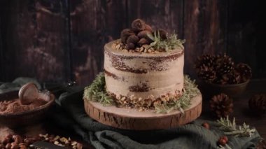 Lezzetli, çıplak kahve ve fındıklı kek masa kırsal ahşap mutfak tezgahında..