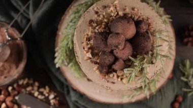 Lezzetli, çıplak kahve ve fındıklı kek masa kırsal ahşap mutfak tezgahında..