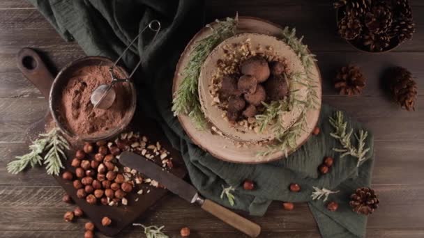 Heerlijke Naakte Koffie Hazelnoten Taart Tafel Rustieke Houten Keuken Aanrecht — Stockvideo