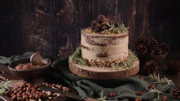 Leckeren Nackten Kaffee Und Haselnusskuchen Auf Dem Tisch Rustikale Holz — Stockvideo