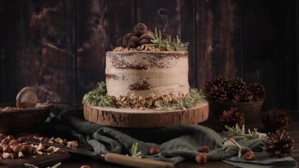 Delizioso Caffè Nudo Torta Nocciole Sul Tavolo Piano Cucina Legno — Video Stock