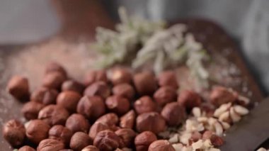 Fındıklı ve fındıklı çikolatalı trüf ve tahta kesme tahtası..