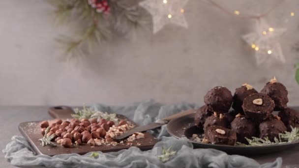 Tmavé Čokoládové Lanýže Lískovými Ořechy Nasekanými Lískovými Ořechy Dřevěné Řezací — Stock video