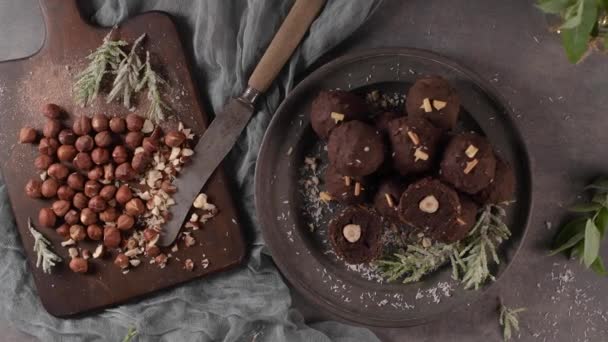 黑巧克力松露与榛子和切碎的榛子在木板上 — 图库视频影像
