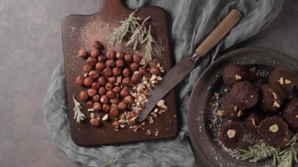 Truffels Van Pure Chocolade Met Hazelnoten Gehakte Hazelnoten Houten Snijplank — Stockvideo