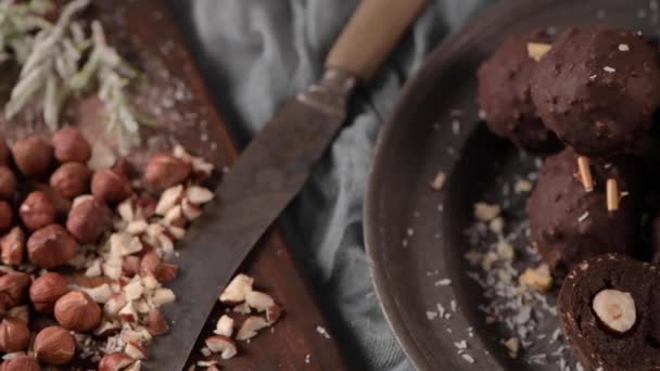 Trufas Chocolate Negro Con Avellanas Avellanas Picadas Sobre Tabla Cortar — Vídeos de Stock